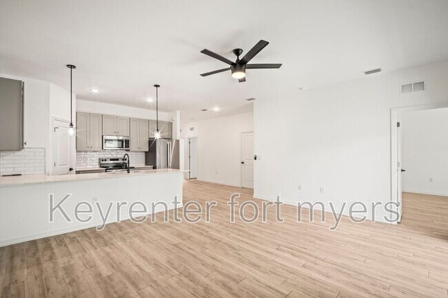 Building Photo - 625 SE 13th Pl