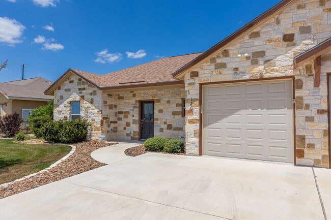Building Photo - Charming open floor style home!