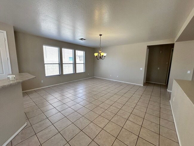 Building Photo - Spacious single story Peoria stunner w/New...