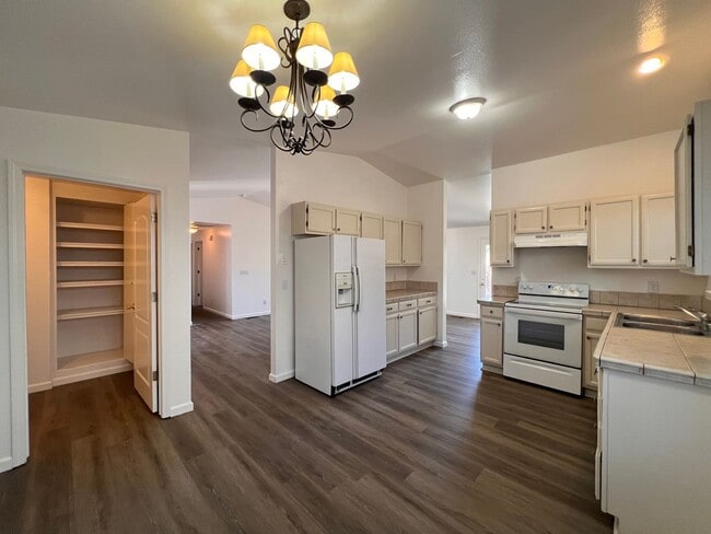 Building Photo - 3 Bedroom 2 Bath Home in Fernley