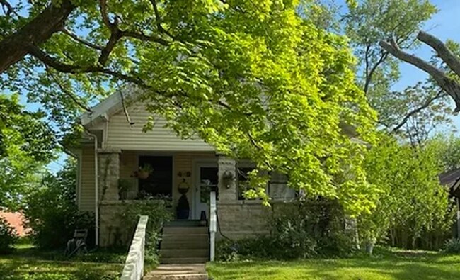 Primary Photo - 409 E University St