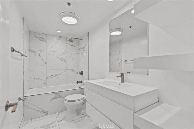 Building Photo - 939 Palm Ave