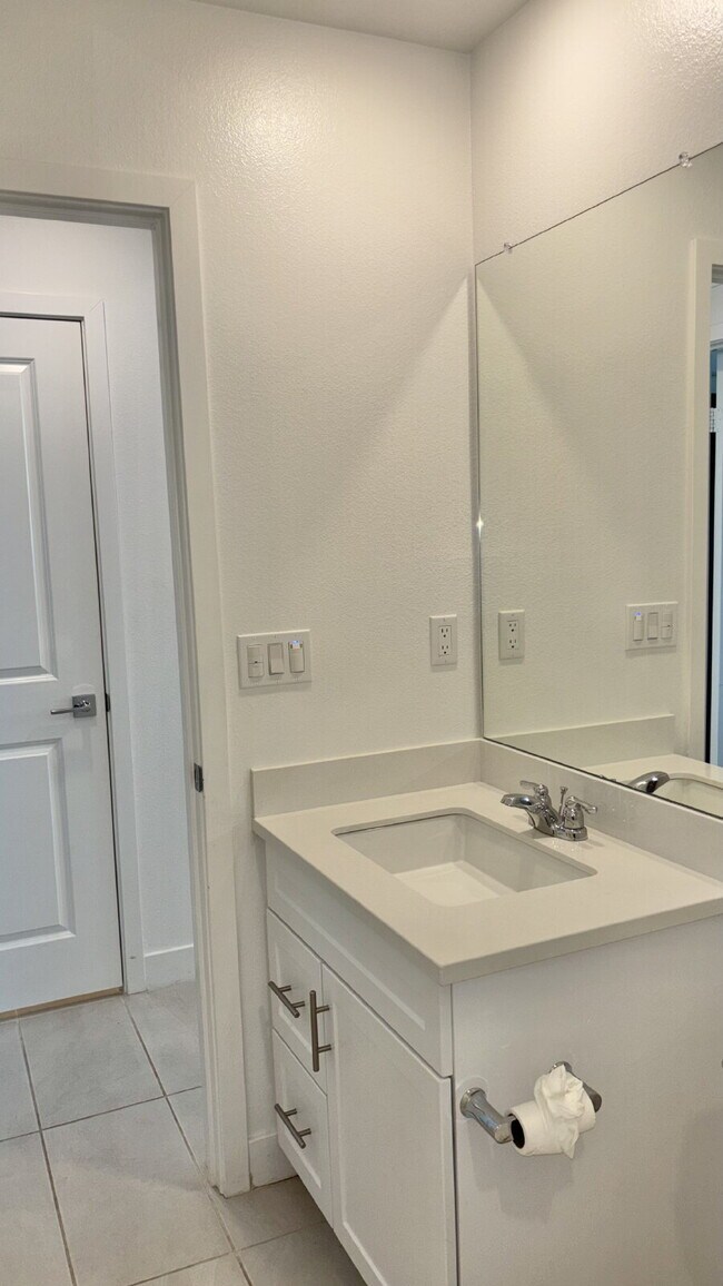 Building Photo - 4 Bedrooms Available University Park