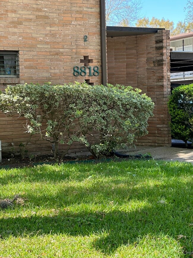 Building Photo - 8818 Ilona Ln