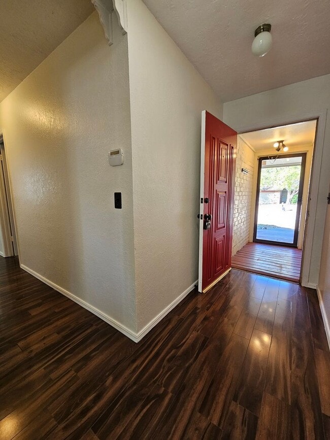 Building Photo - (3) Bed/(2) Bath Avail NOW! Oakhurst Addition!