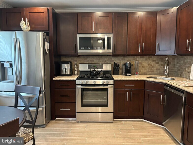 Building Photo - 31 Abelia Ct