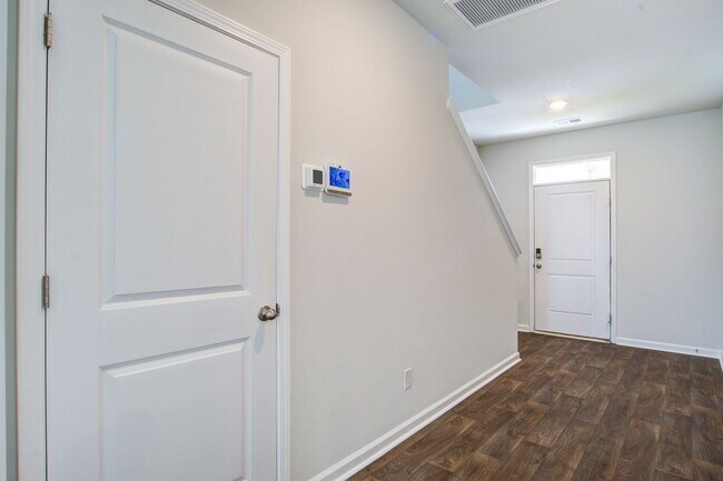 Building Photo - 104 Sunray Ln