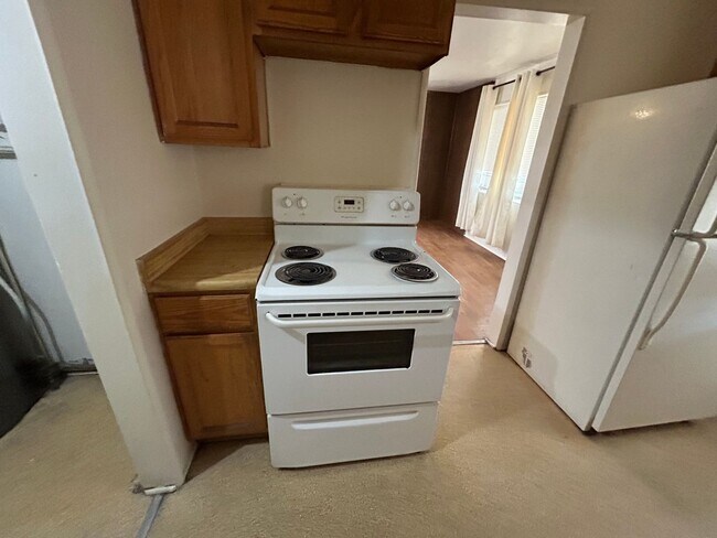 Building Photo - Spacious 4 bedroom, 2 bathroom home locate...