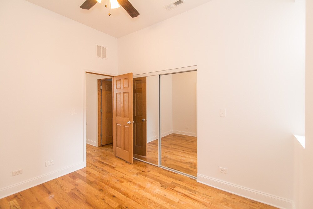 Building Photo - 1704 W Sunnyside Ave