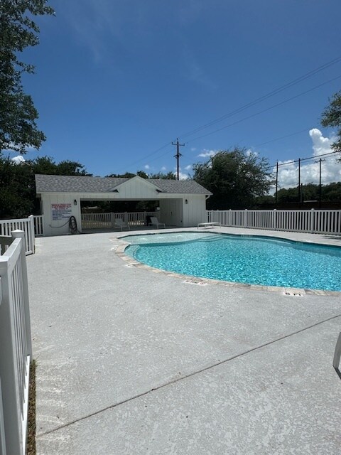 Building Photo - 136 Breezeway Dr