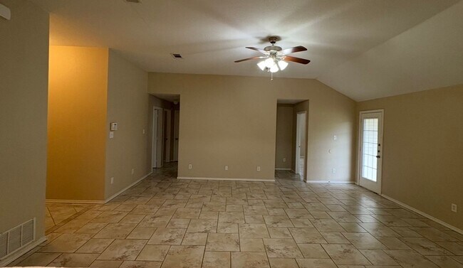 Building Photo - AVAILABLE NOW!!