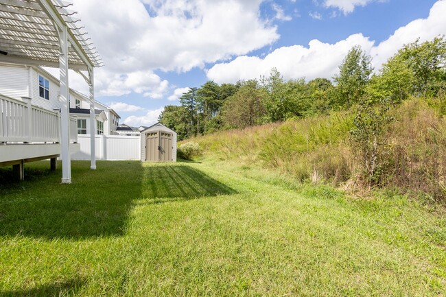 Building Photo - Beautiful 4 BR/3.5 BA Single-Family Home i...