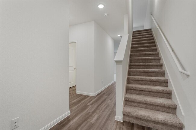 Building Photo - 1000 Sika Cv