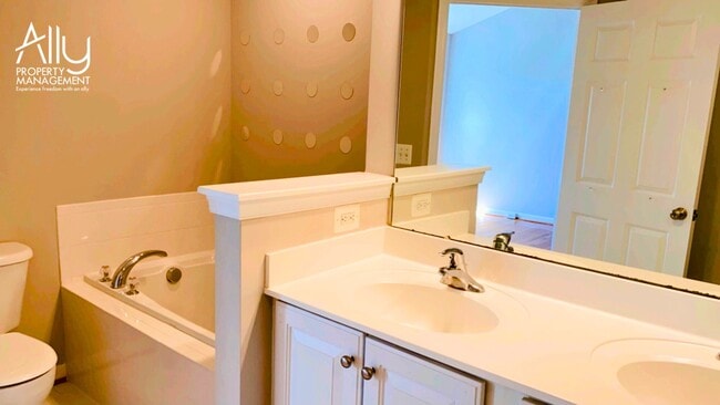 Building Photo - 908 Rainier Rd