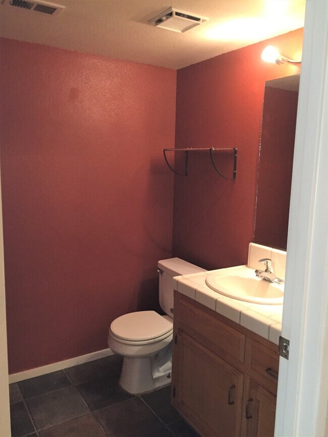 Building Photo - 2 story 3 bed in Northwest Bakersfield with Solar - $2400 + $130 Solar Fee