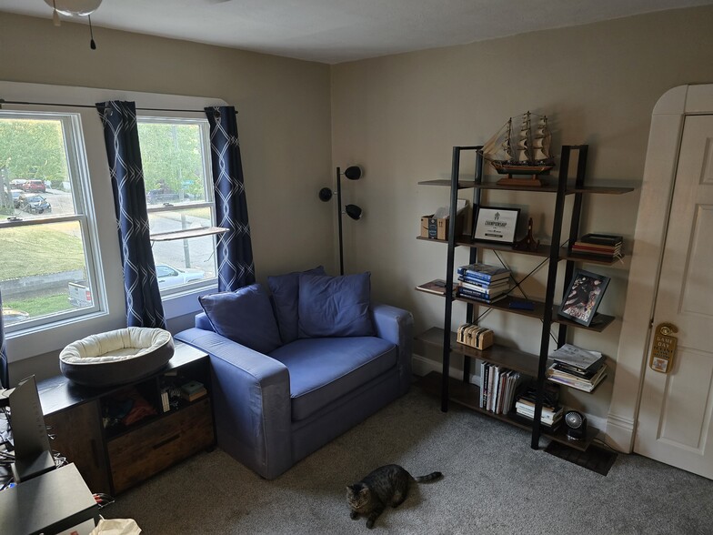 2nd bedroom w/ walk in closet - 407 N Arsenal Ave