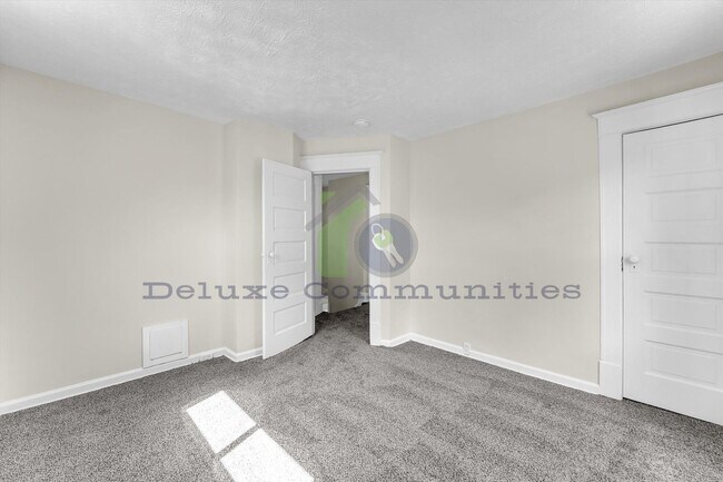 Building Photo - 3 Bedroom Eastown Home! AVAILABLE NOW!