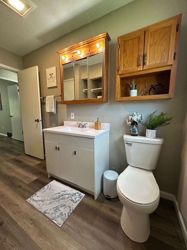 Building Photo - 3 bed, 1 bath home for rent in Maywood edi...