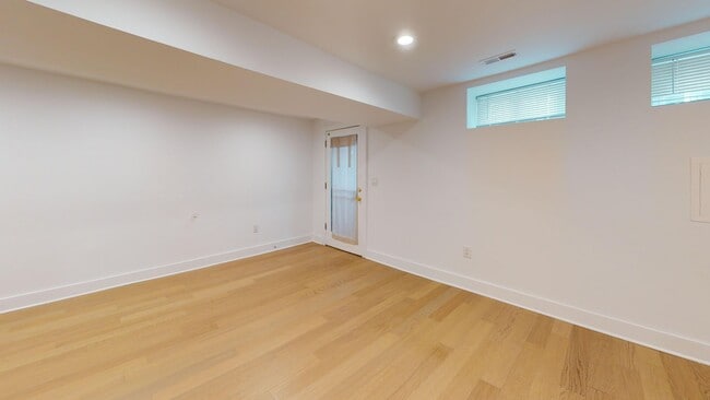 Building Photo - 472 Ridge St NW