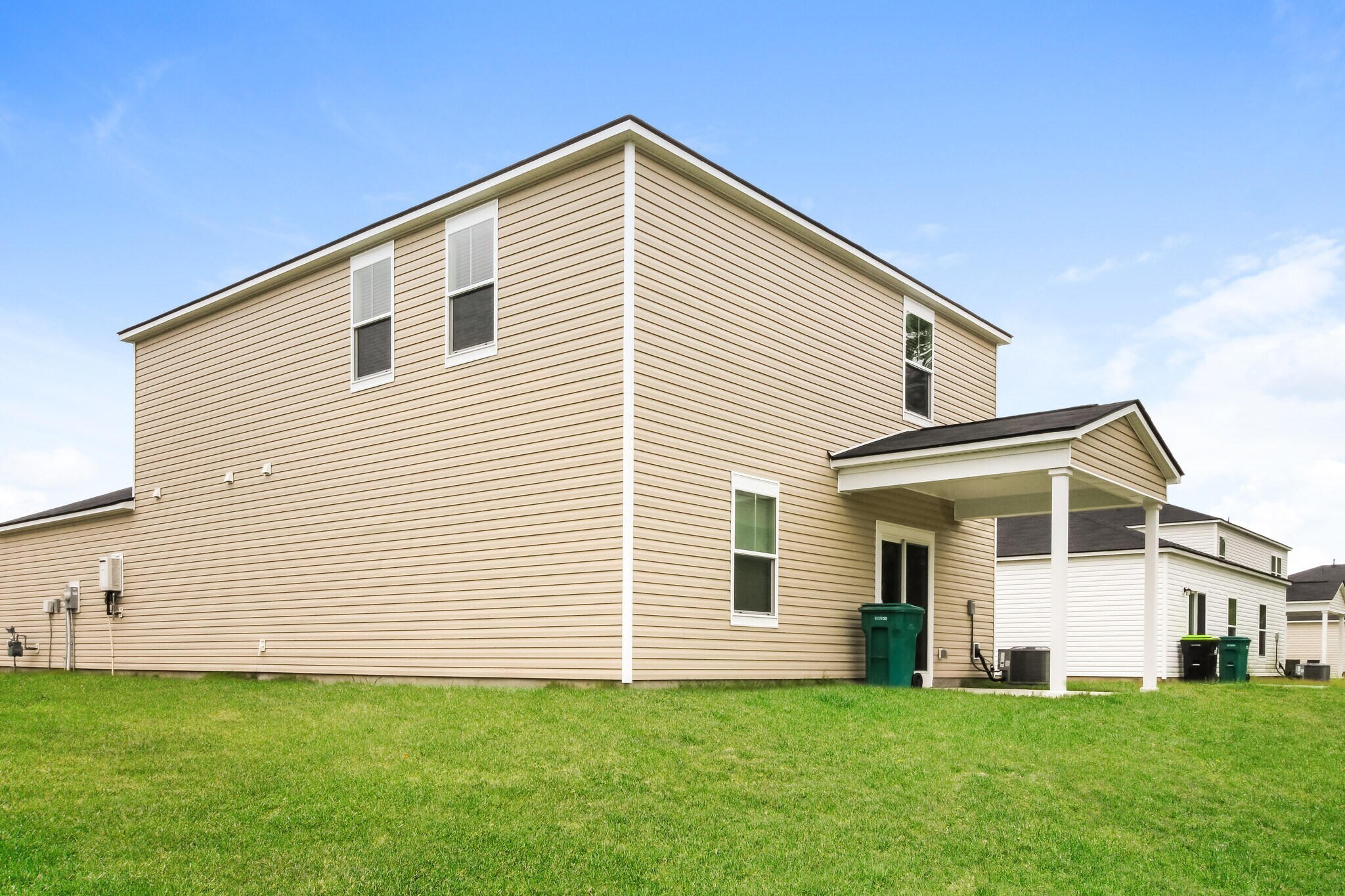 Building Photo - 124 S Reindeer Rd