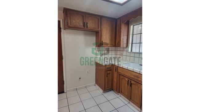 Building Photo - NOW AVAILABLE! Make this spacious 4 bedroo...