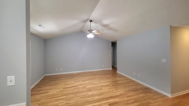 Building Photo - Welcome to this charming 3 bedroom, 2 bath...