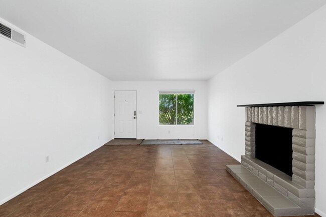 Building Photo - Well-Maintained 3-Bedroom Home Close to Shopping, Dining & Freeways!