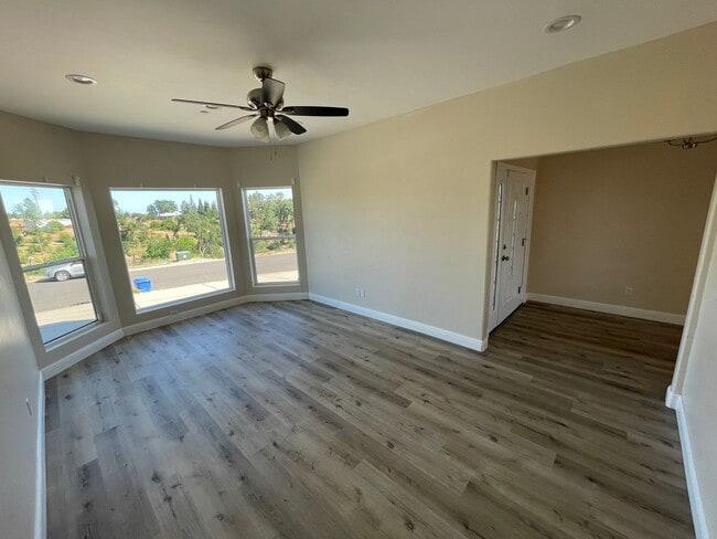 Building Photo - Paradise 2 bed 2 bath with 2 bonus rooms! Newer construction 1700+sqft