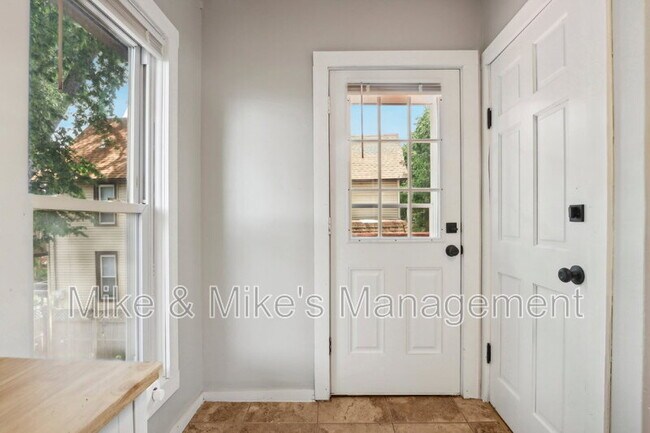 Building Photo - 506 E Linus St