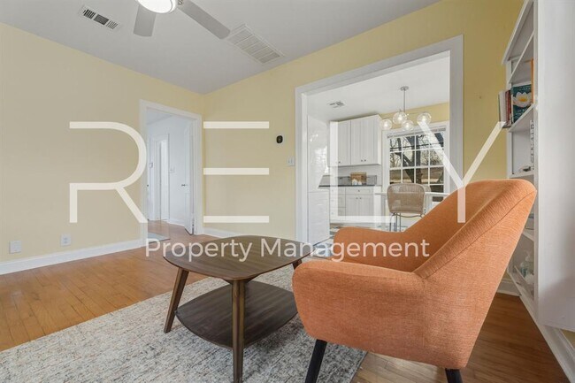 Building Photo - 933 E 56th St