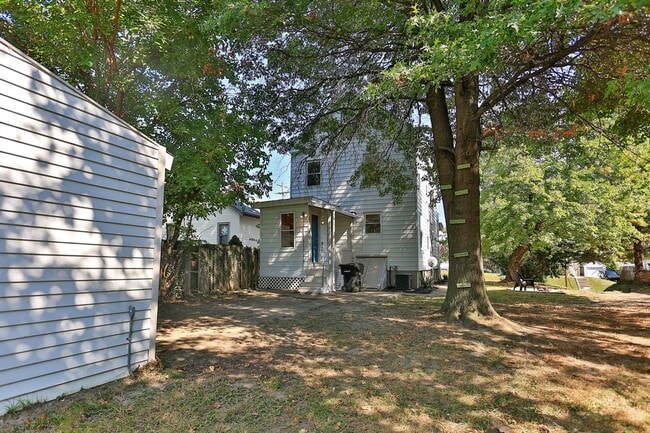 Building Photo - BOND HILL-  3 STORY 3 BEDRM 2 FULL BATH OPEN FLOOR PLAN w GARAGE