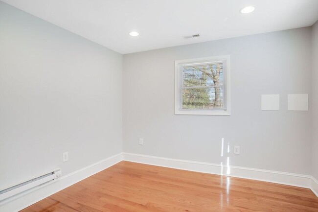 Building Photo - Amazing Anacostia 3 Bedroom with Parking I...