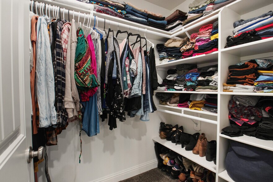Walk in Closet - 3814 Autumn Colors Dr