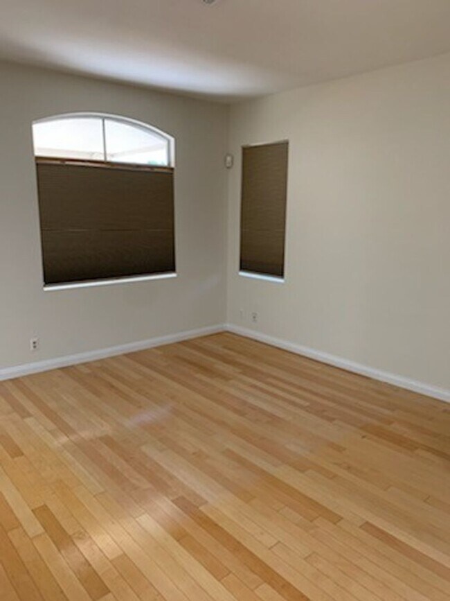 Building Photo - Amazing 2 bedroom Home- NW