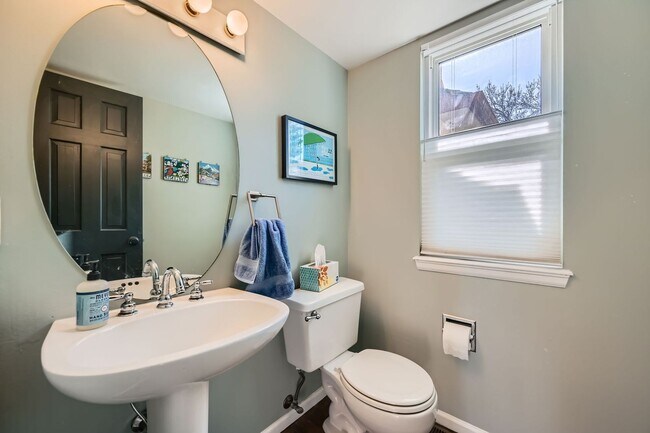 Building Photo - Furnished Downtown Louisville 5BDR Gem