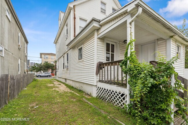 Building Photo - 113 12th Ave