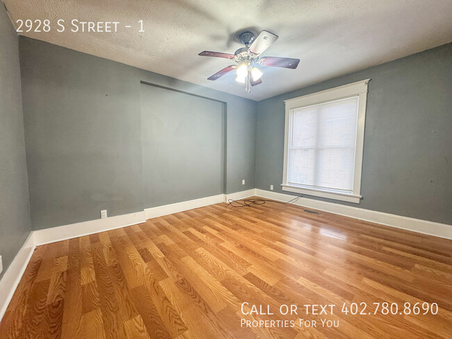 Building Photo - 3 bed 1 bath duplex with garage!