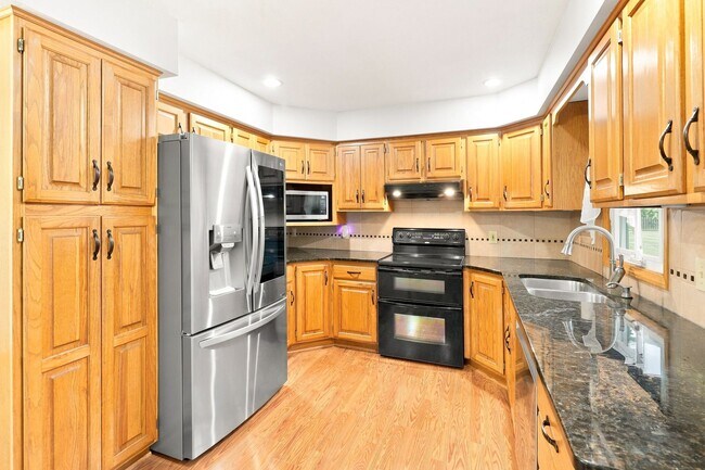 Building Photo - 3611 SW Red Hawk Ct