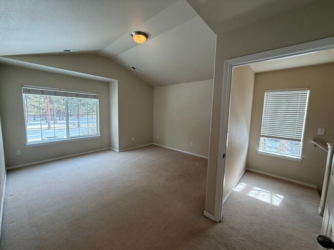 Building Photo - Beautifully Maintained 2 Bed/ 2.5 Bath - River Canyon Estates