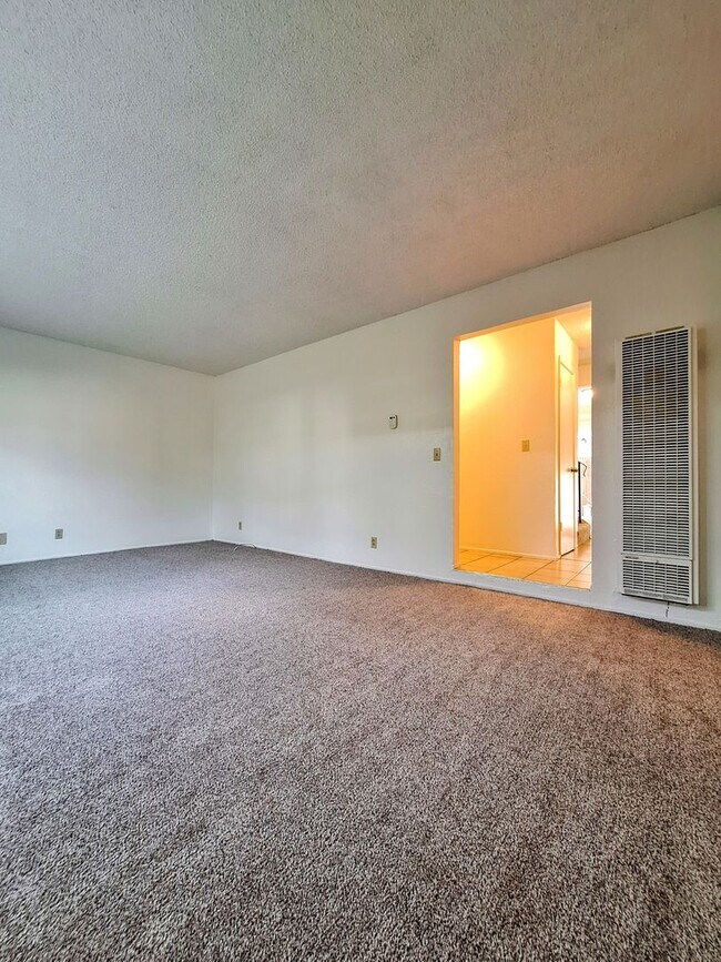 Building Photo - Refurbished 3bd Townhouse Style Apartment