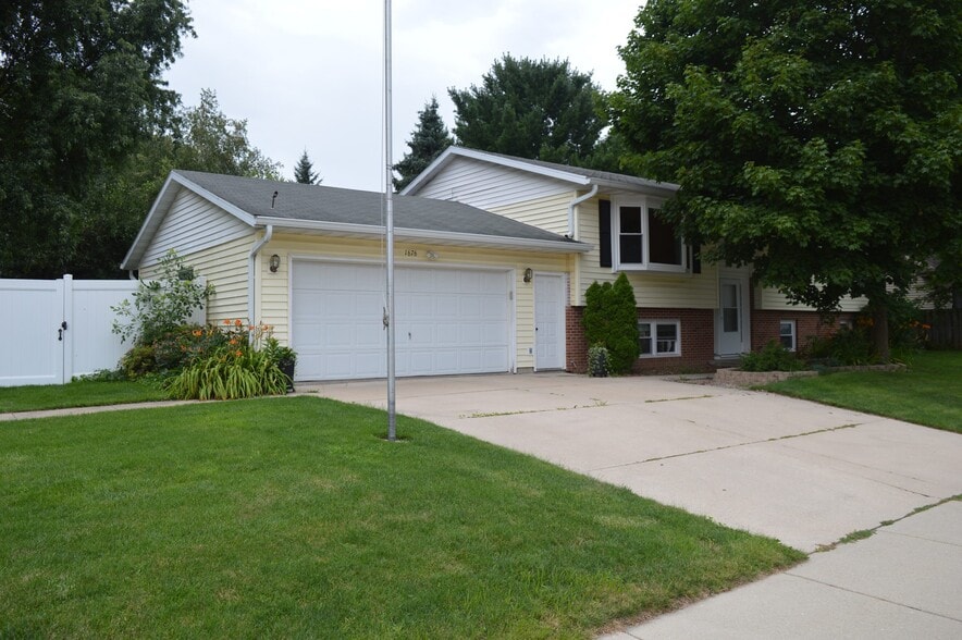 Building Photo - 1676 Silverado Dr