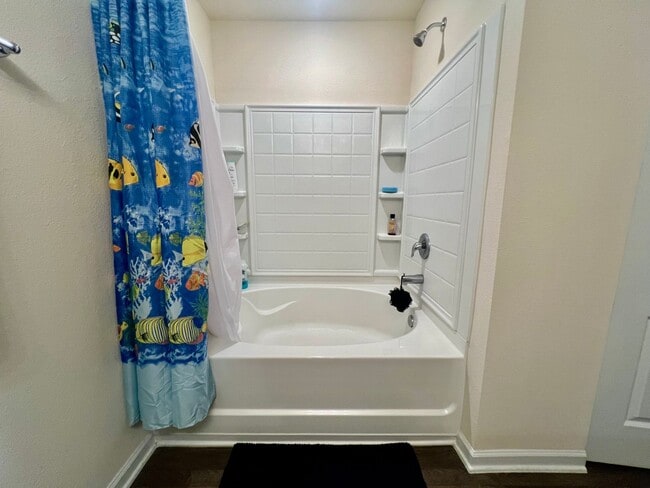 Building Photo - Available 11/1/24 Three bedroom two bath h...