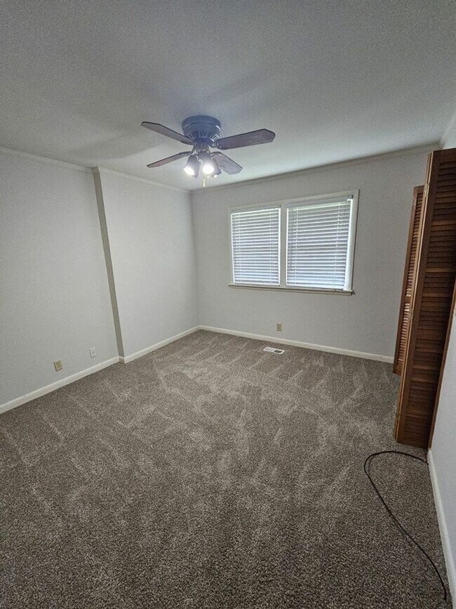 Building Photo - 985 Melrose Dr