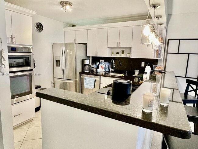 Building Photo - 2030 S Ocean Dr