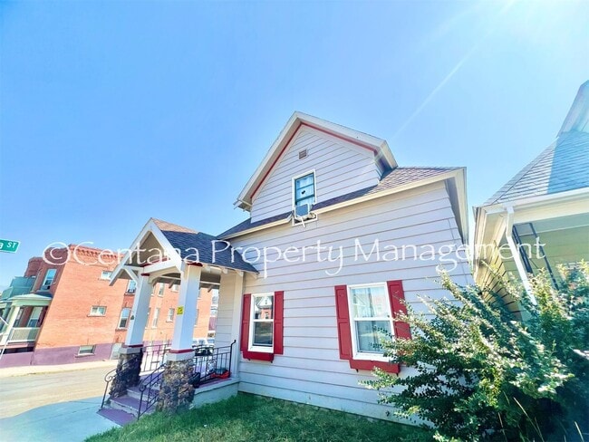 Building Photo - 5 bedroom 3 bath house with fenced yard