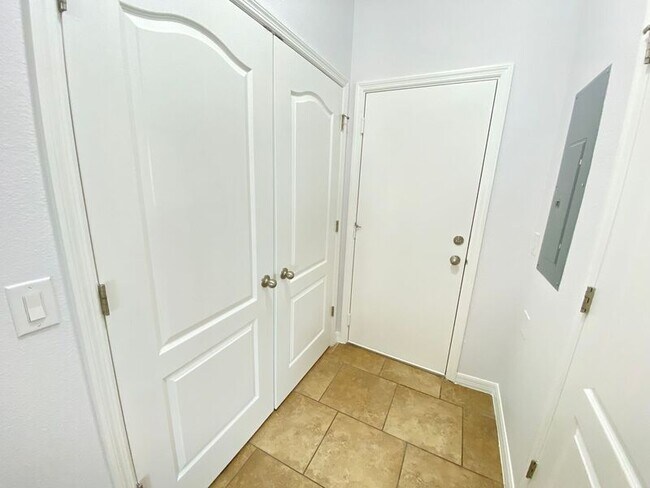 Building Photo - 6558 S Goldenrod Rd