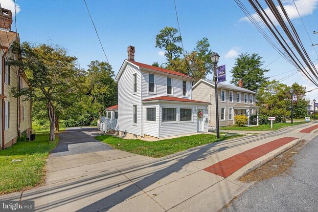 Building Photo - 426 Main St