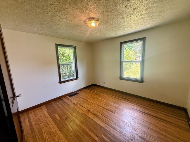 Building Photo - Three bedroom one bathroom single family home for rent