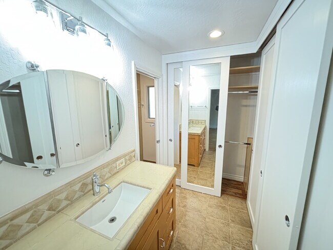 Building Photo - 485 Butterfield Pl