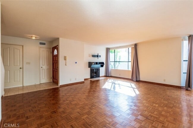 Building Photo - 514 N Isabel St